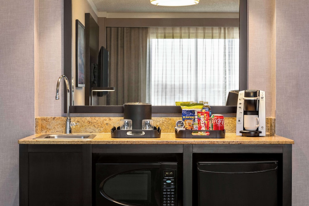 Premium Suite, 1 King Bed, Non Smoking, Corner - Photo 1
