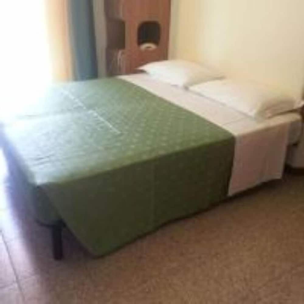 Economy Double Room photo 2