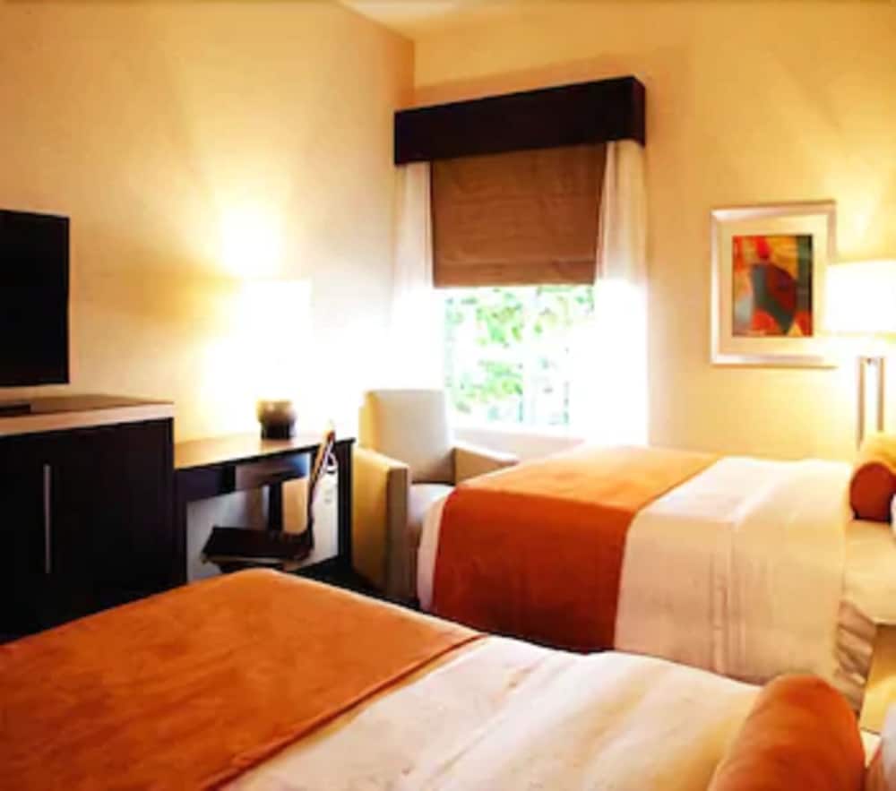 Standard Room, 2 Queen Beds photo 2