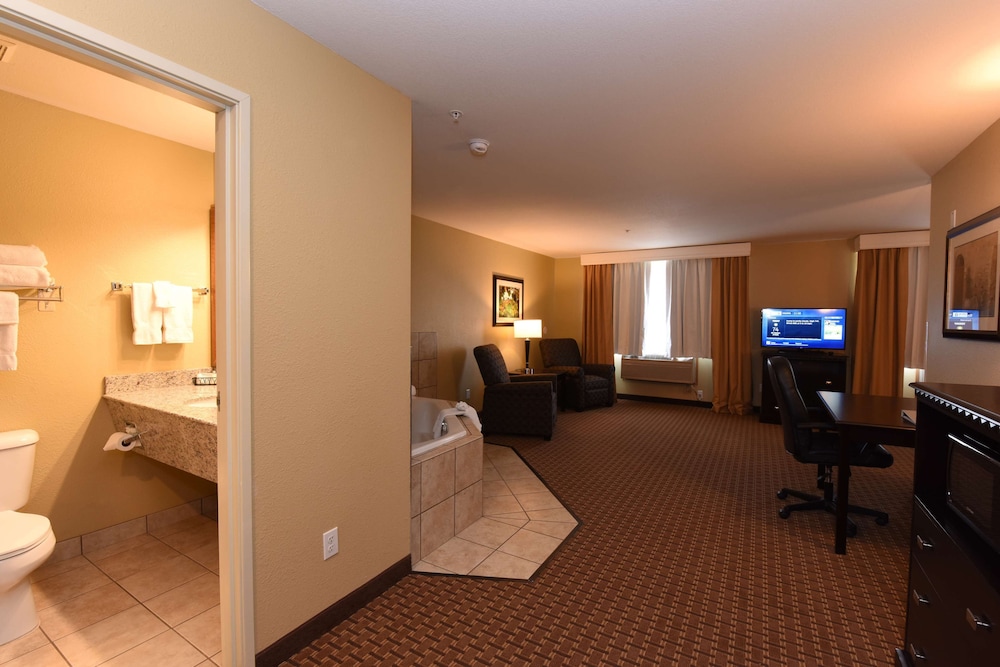 Suite, 1 King Bed, Non Smoking, Refrigerator & Microwave - Photo 1