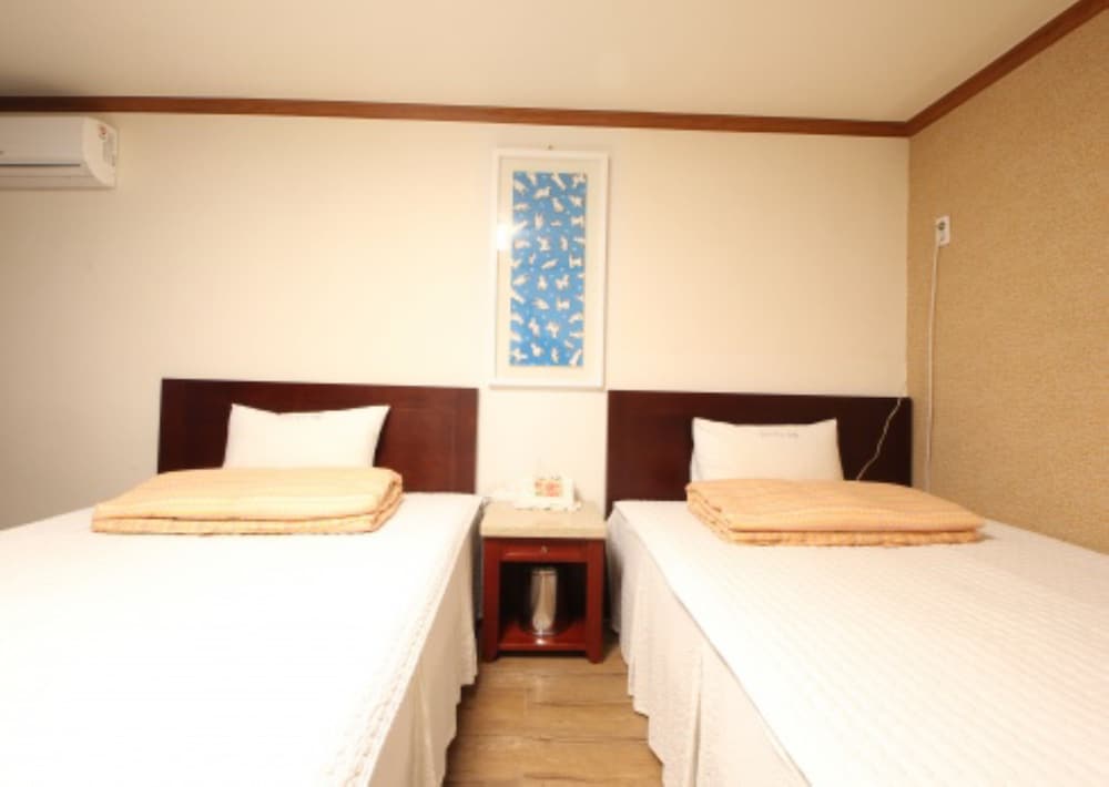 Twin Room - Photo 1