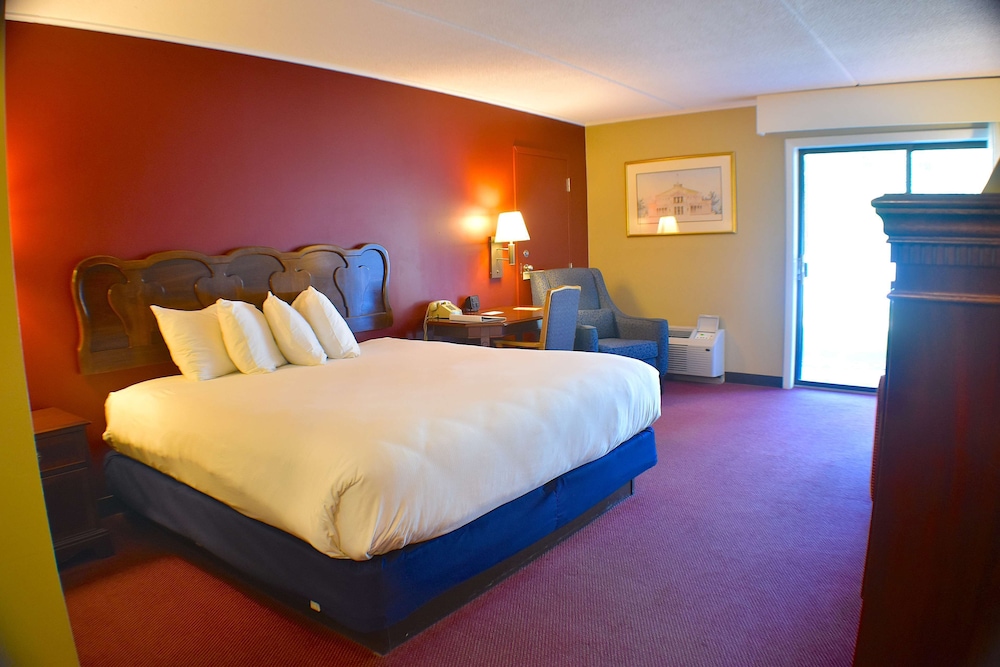 Adjoining 1st Floor King bed W/Couch