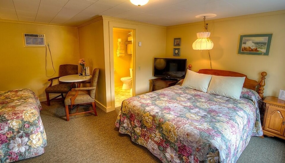 Standard Room, 2 Queen Beds photo 3