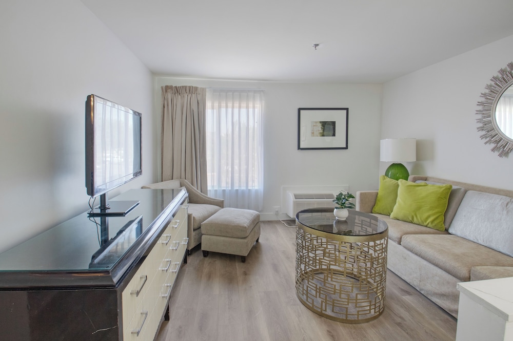 Suite, Multiple Beds (Two Double Beds) - Photo 4