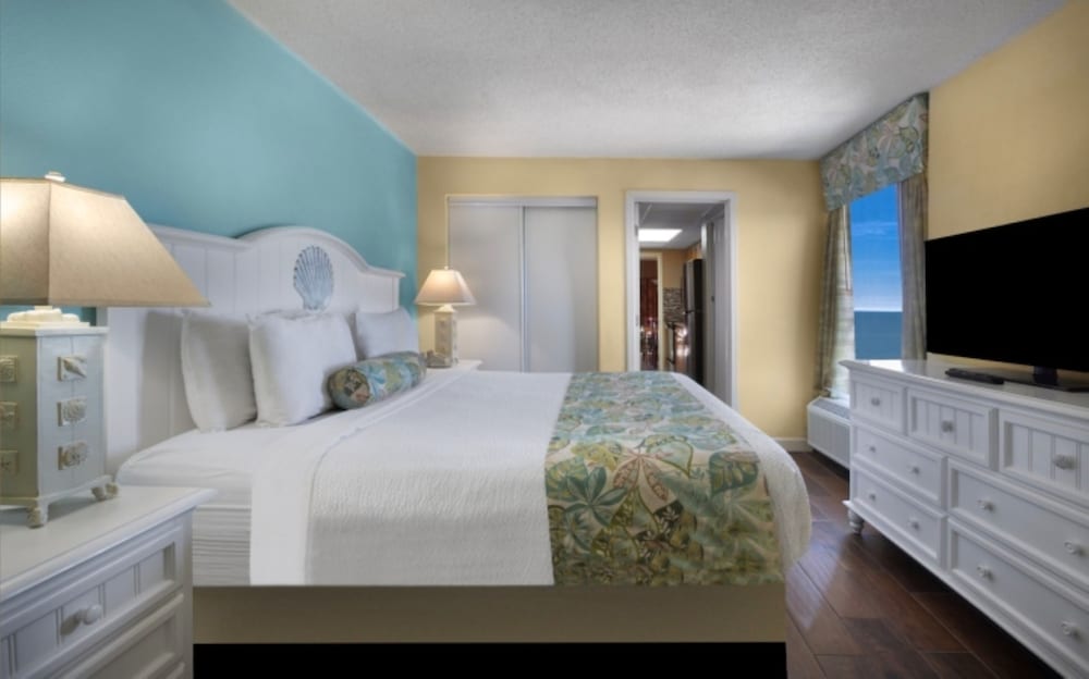 Oceanfront Base King Suite photo 1