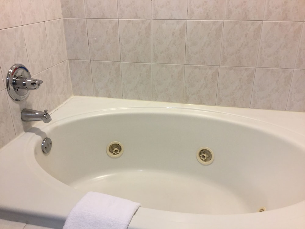 Suite, 1 King Bed, Non Smoking, Jetted Tub - Photo 9