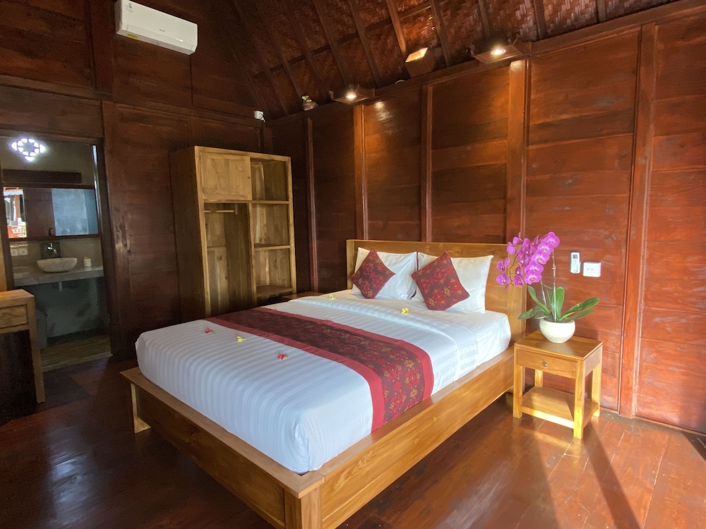 Deluxe Wooden House photo 2