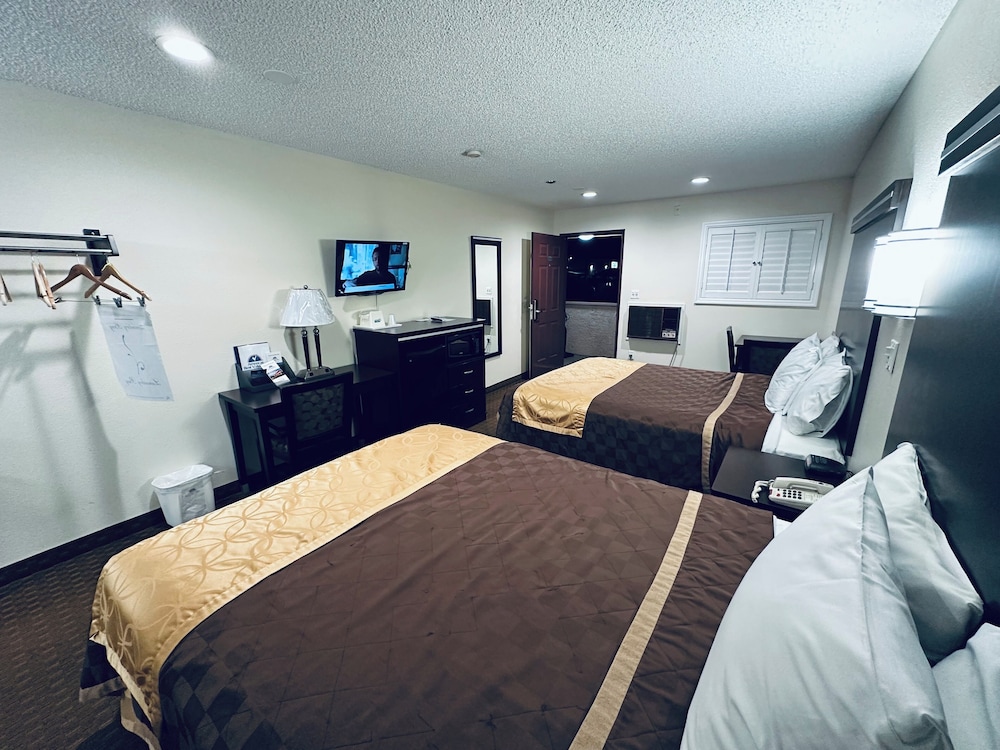 Room, 2 Queen Beds, Non Smoking - Photo 7