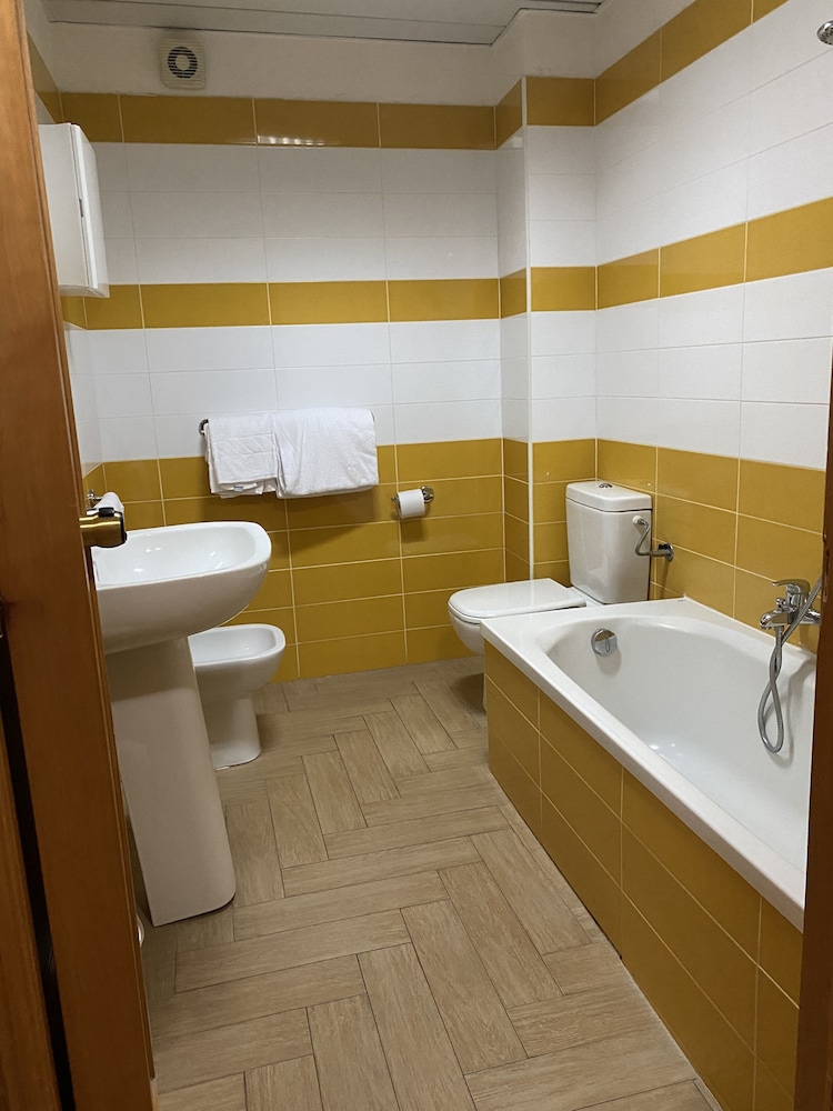 Room, Balcony - Photo 8