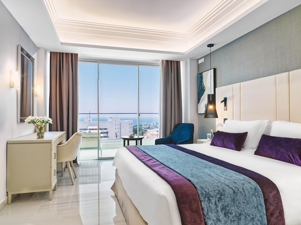 Deluxe Room, Pool View - Photo 1