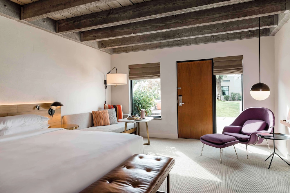 Room, 1 King Bed, Accessible (Saarinen with Shower)