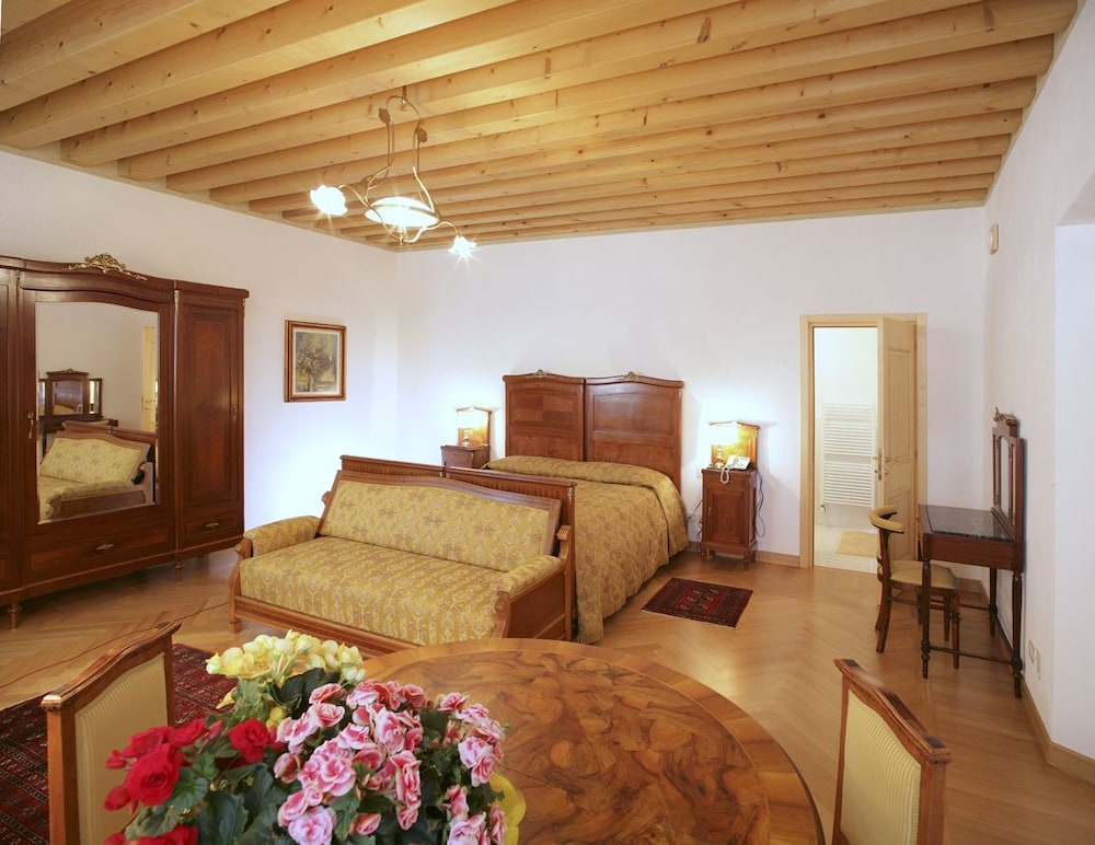 Junior Suite, 1 Queen Bed photo 2