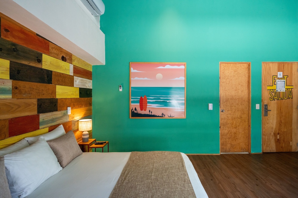Standard Room, 1 Queen Bed photo 3