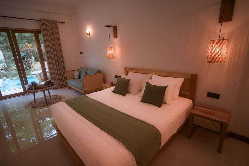 Deluxe Room, Pool View photo 1
