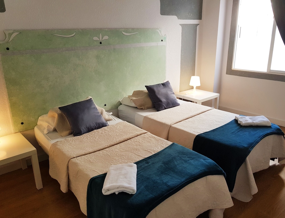 Basic Double or Twin Room - Photo 3