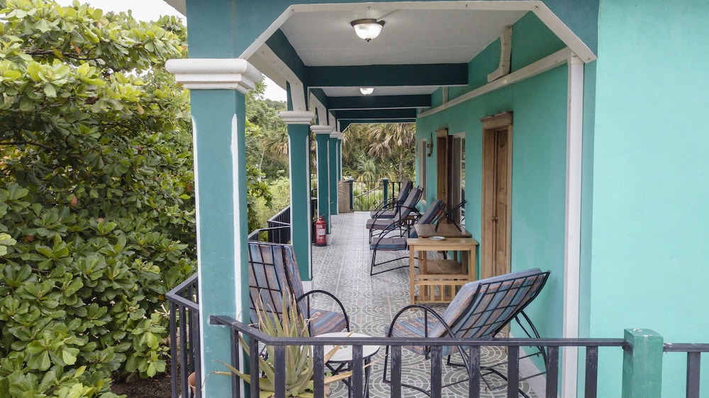 Basic Triple Room, Multiple Beds, Balcony photo 2