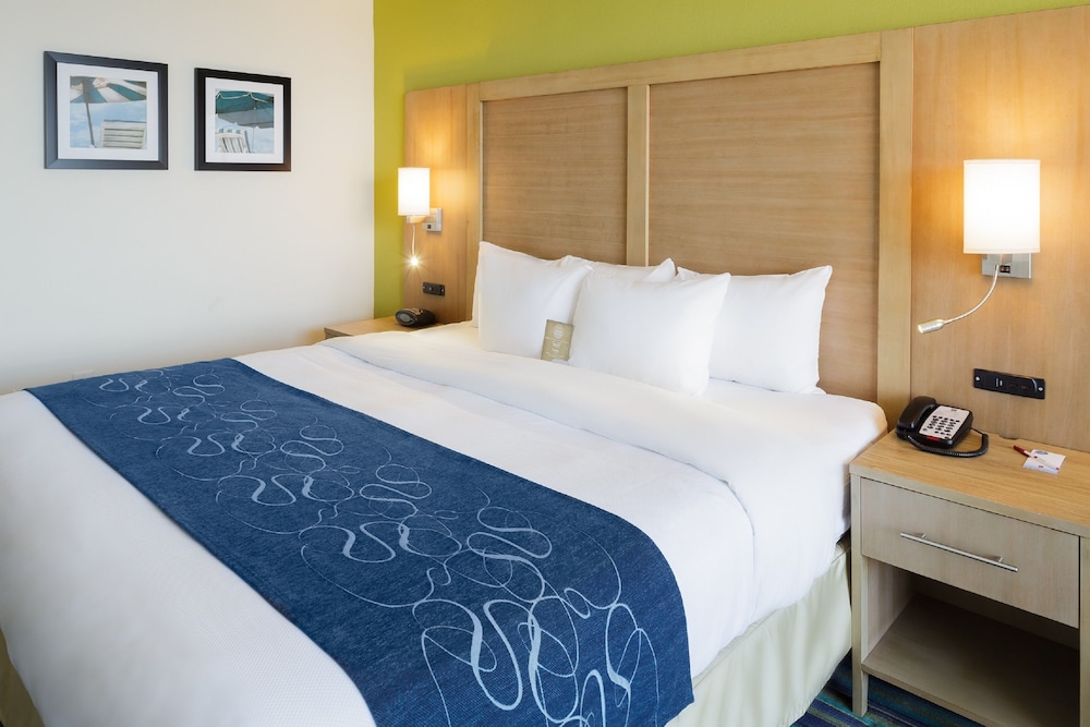 Suite, 1 King Bed, Accessible, Non Smoking photo 2