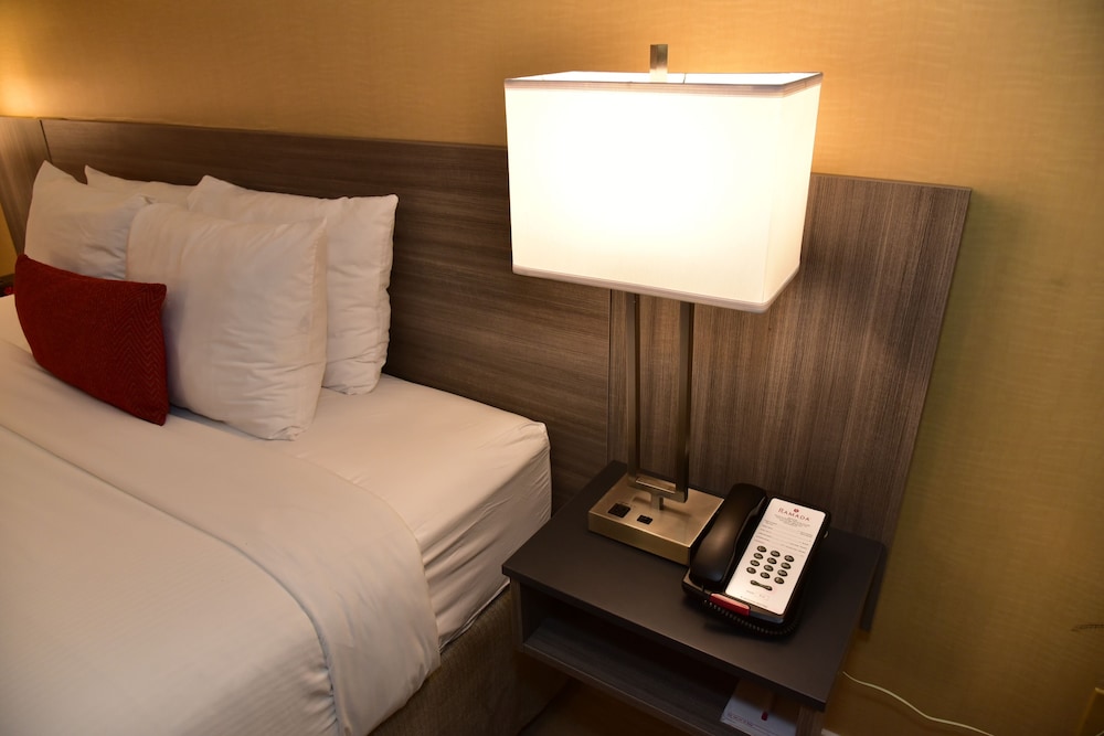 Room, 1 King Bed, Non Smoking, Bay View (Mid Floor) photo 2