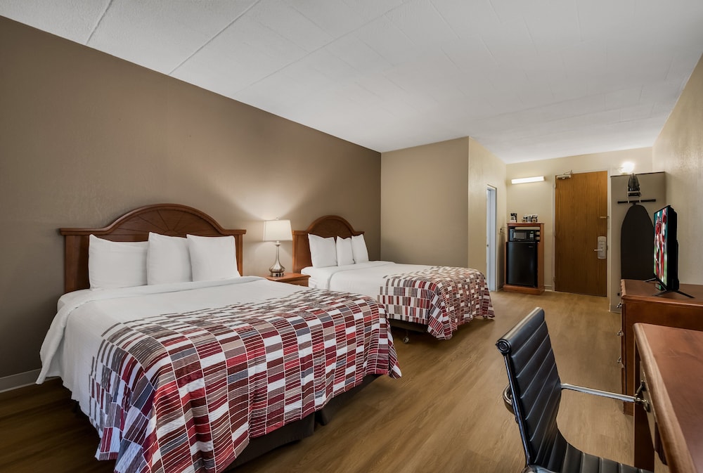 Deluxe Room, 2 Queen Beds, Smoking photo 1