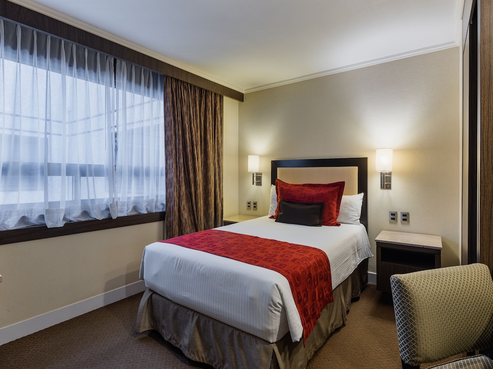Deluxe Room, 1 Queen Bed photo 3