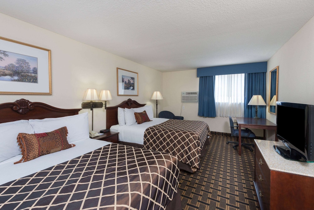 Room, 2 Queen Beds, Non Smoking - Photo 1