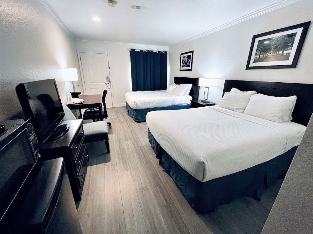 Standard Room, 2 Queen Beds, Garden View (Standard Two Queen) photo 2