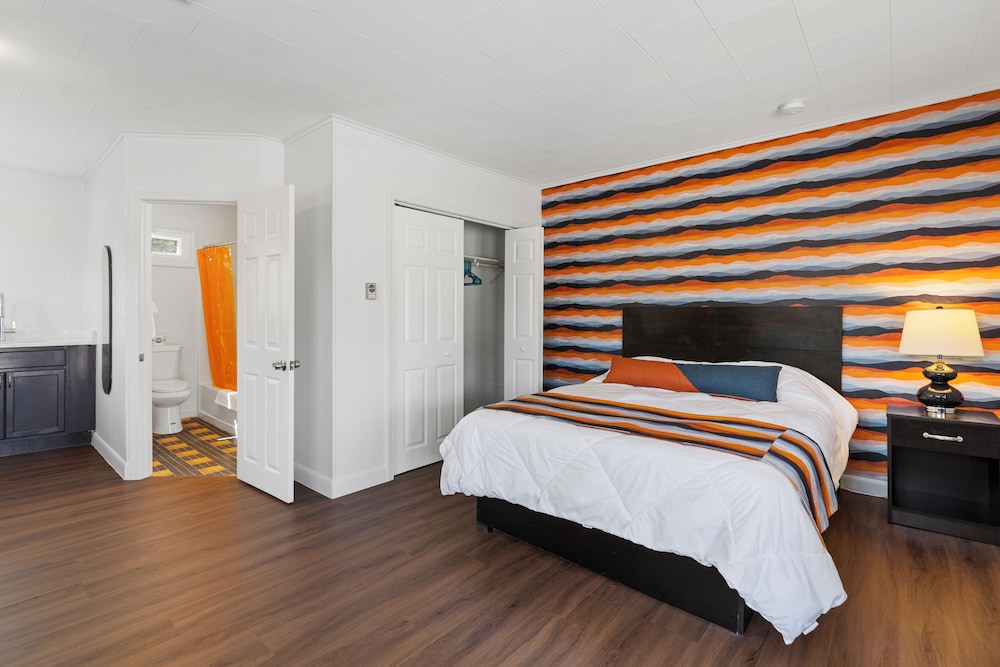 Deluxe Queen Studio with Futon and Kitchenette photo 1