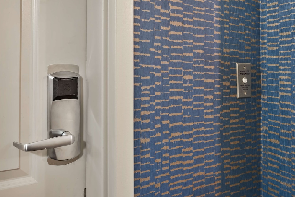 2 Queen Hearing Accessible - Photo 2