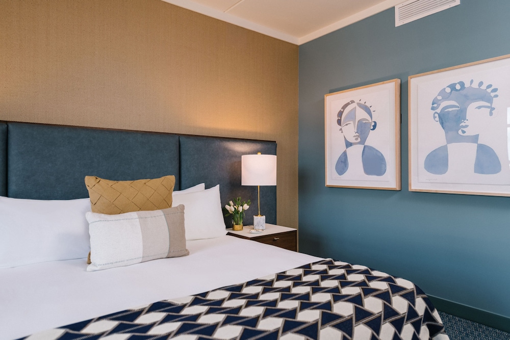 Suite, 1 King Bed, Corner - Photo 3