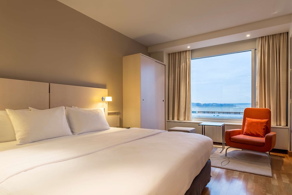 Junior Suite, 1 King Bed, Partial Sea View photo 2