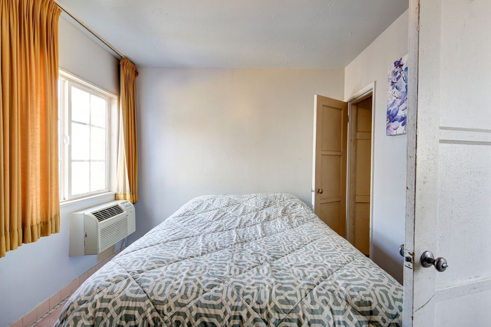 Standard Room, 1 Queen Bed photo 2
