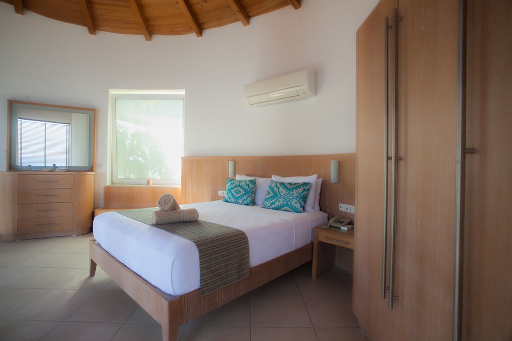 Waterfront Suites with Private Pool photo 2