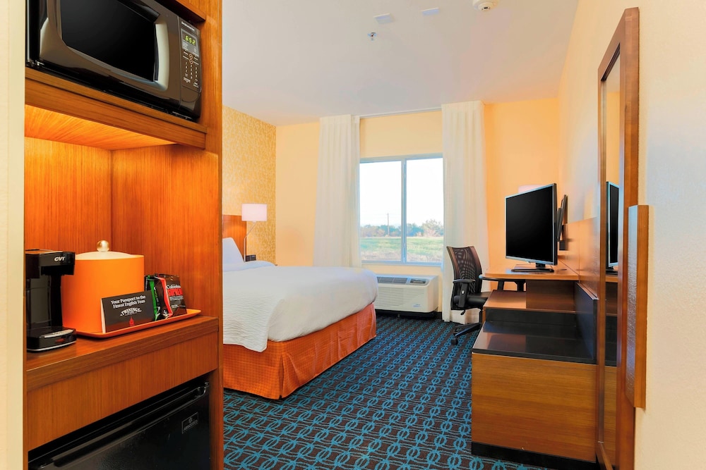 Room, 1 King Bed (Mobility/Hearing Access, Roll-in Shwr) photo 2