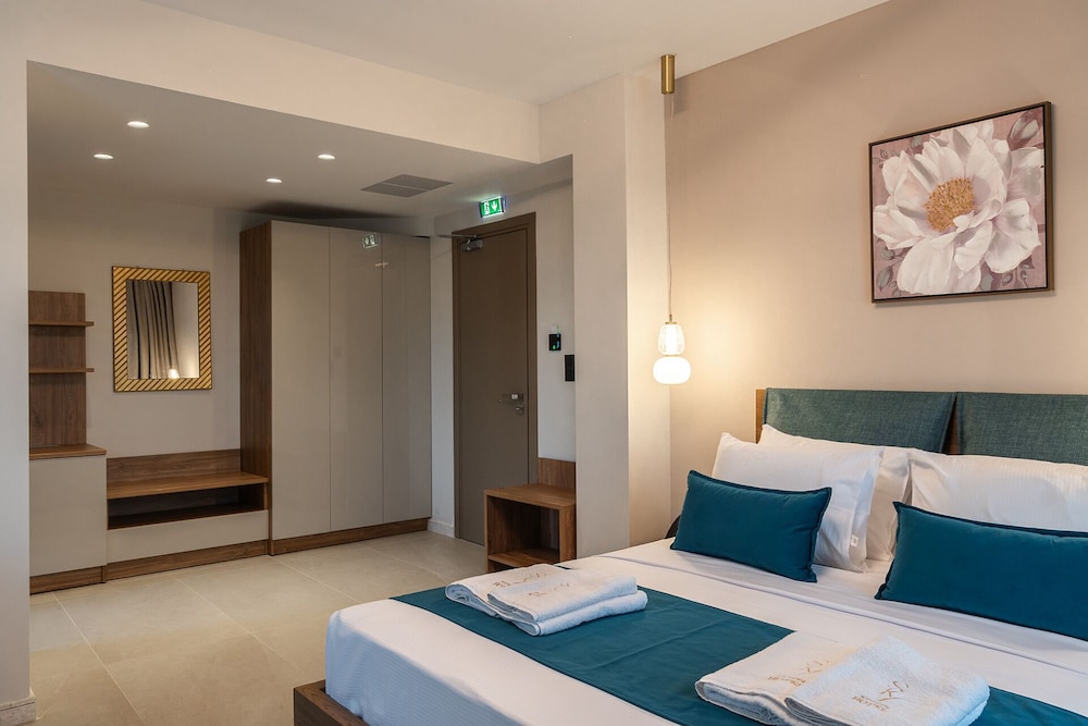 Junior Studio Suite, Balcony, Partial Sea View photo 2