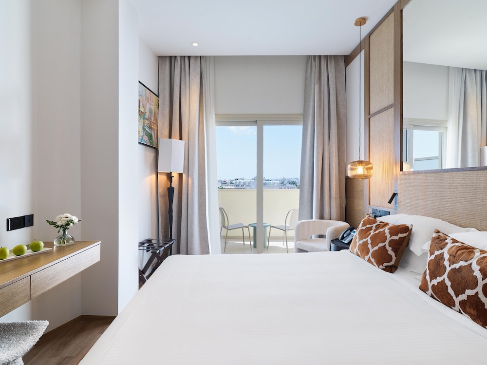 Executive Double or Twin Room, Club Lounge Access thumbnail 5