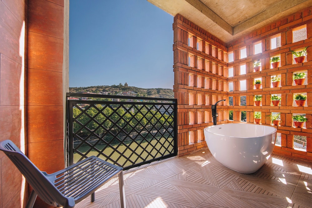 Romantic Room, Bathtub, River View
