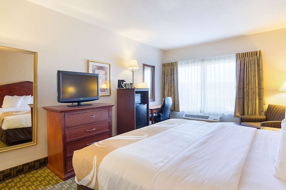 Standard Room, 1 King Bed, Non Smoking, Ground Floor photo 2