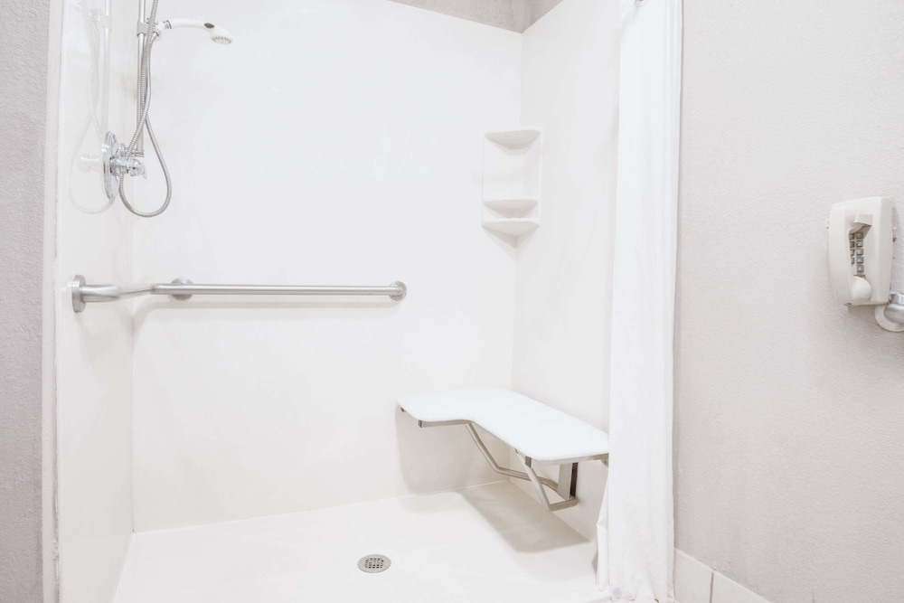 Suite, 1 King Bed, Accessible - Photo 2