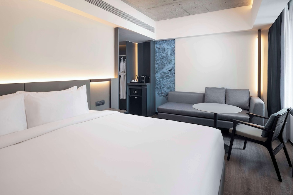 Deluxe Room, 1 King Bed, Air conditioning, City View