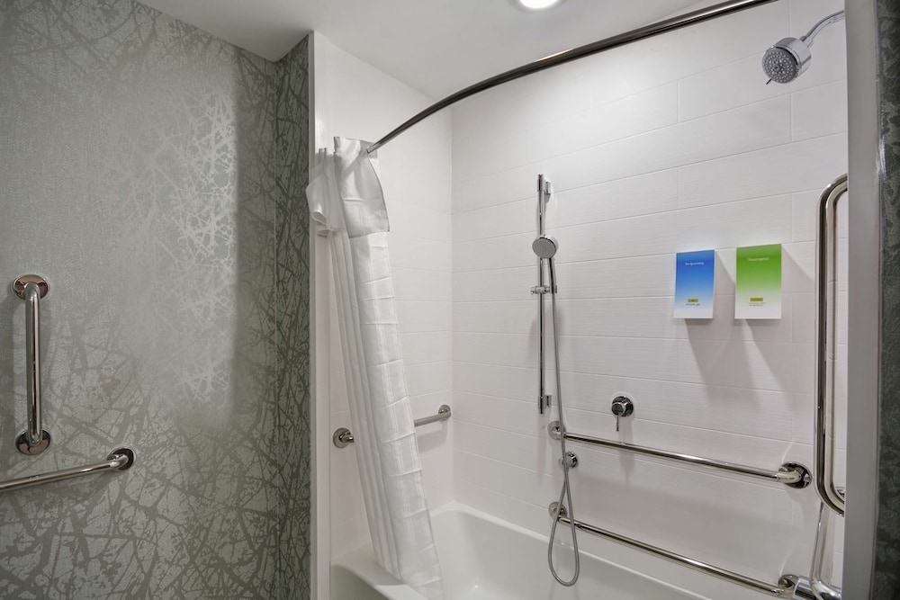 Studio, 1 King Bed, Accessible, Bathtub photo 3