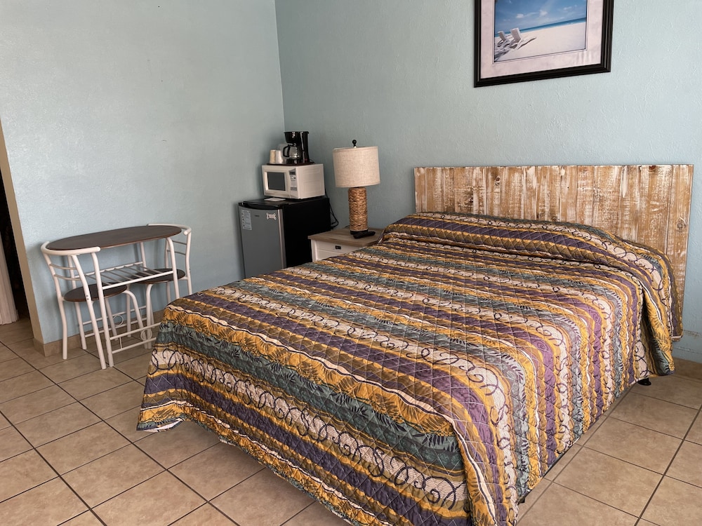 Standard Double Room, Multiple Beds, Non Smoking, Private Bathroom (1 Queen Bed & 1 Double Bed) photo 3