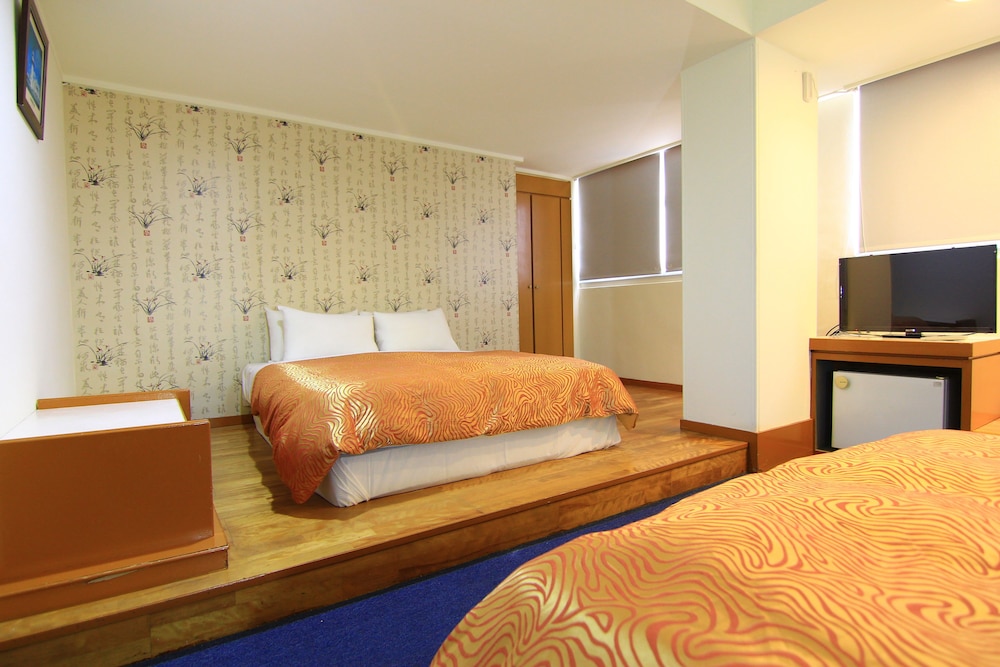 Deluxe Quadruple Room, 2 Double Beds, Sea View photo 3