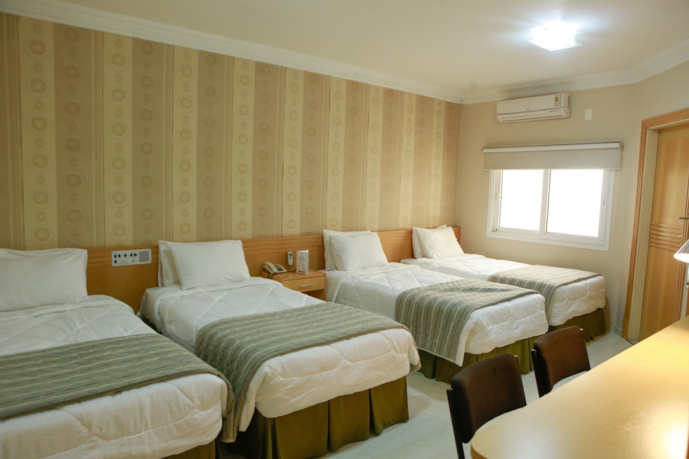 Deluxe Quadruple Room - Photo 1