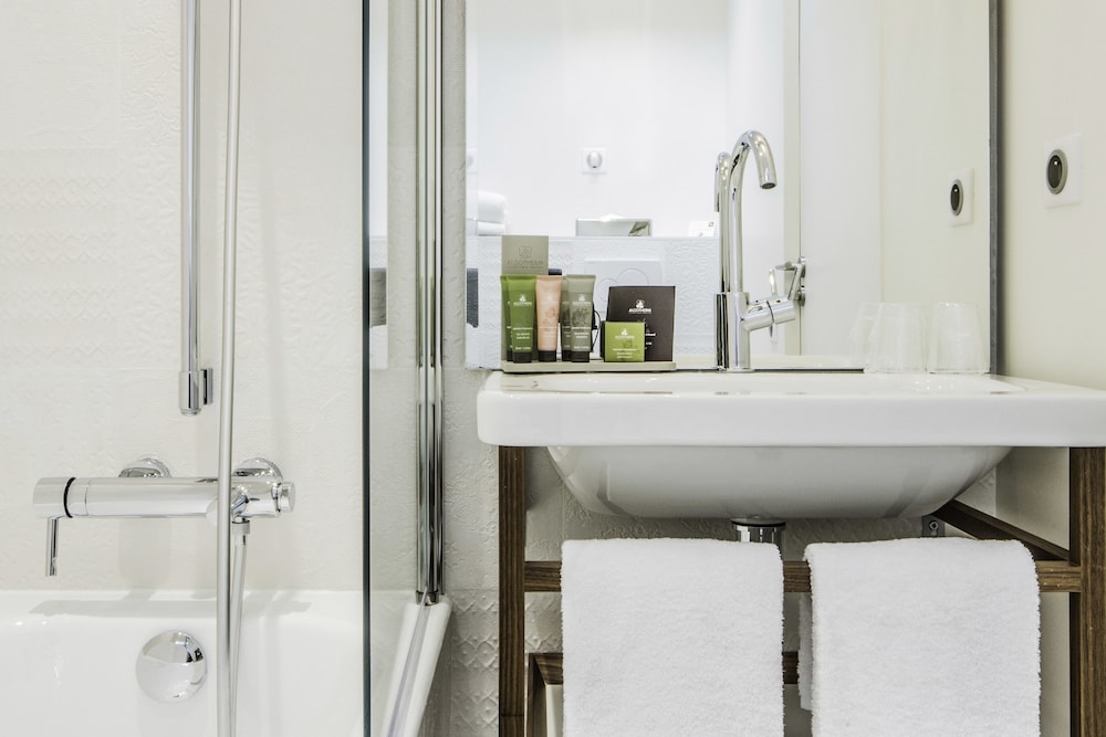 Privilege Room - Complimentary soft minibar, courtesy tray, Chromecast - Digital press photo 2