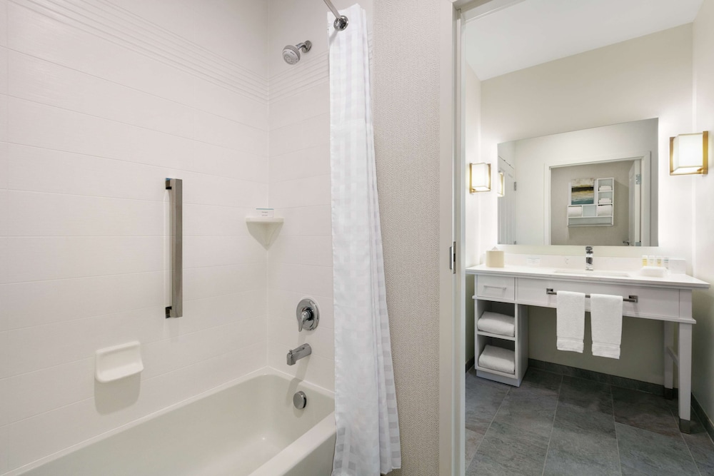 Suite, 2 Queen Beds, Accessible, Bathtub - Photo 5