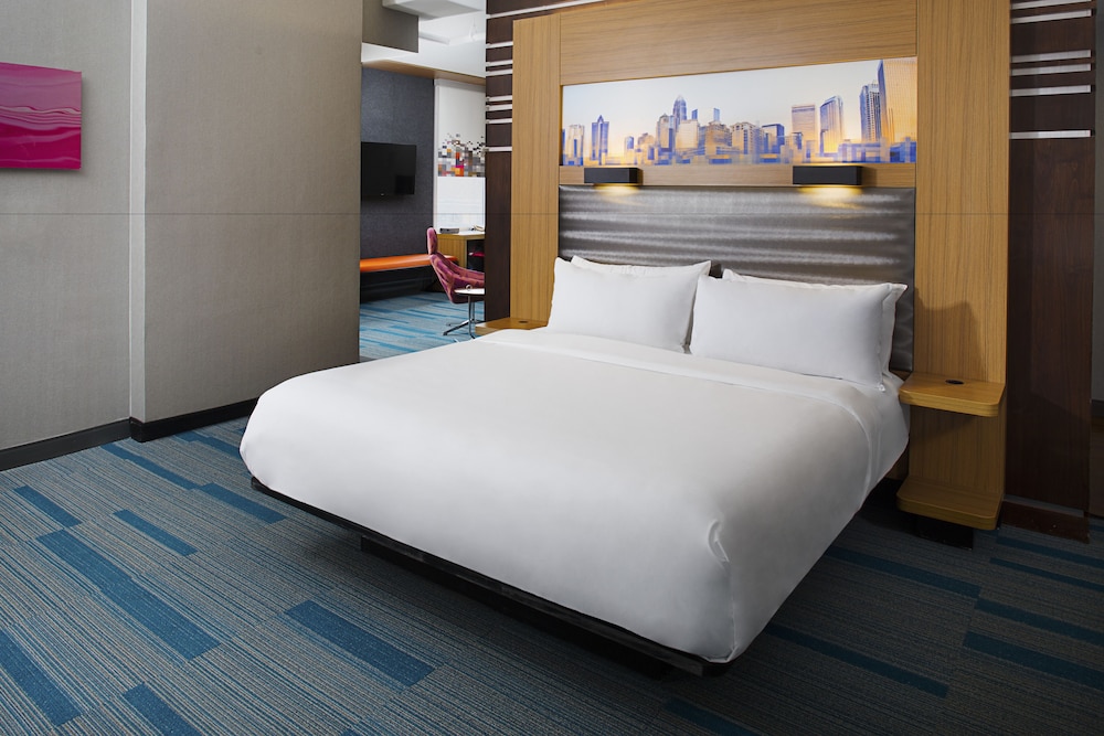 Room, 1 King Bed (Mobility/Hearing Accessible, Tub) - Photo 1