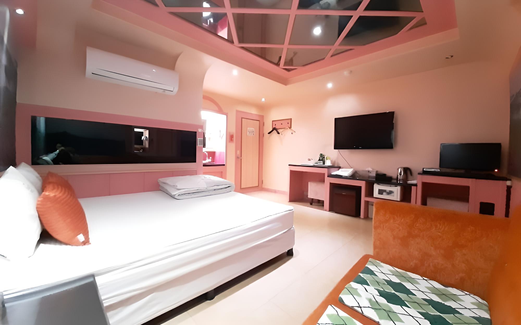 Room (Standard (sunrise room Netflix availa)