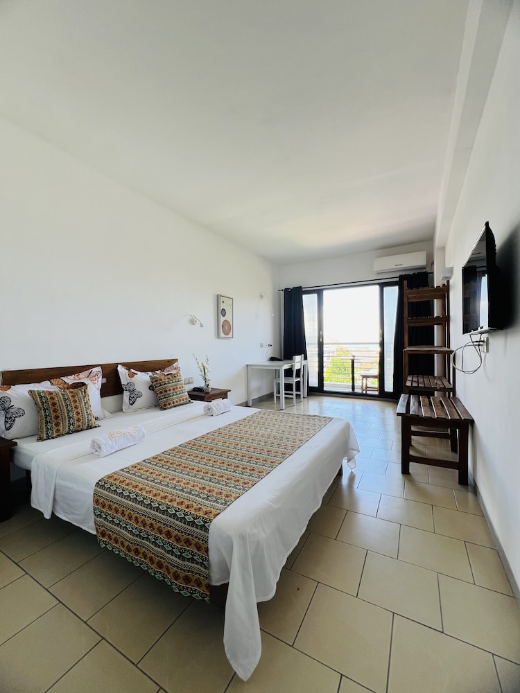 Room, 1 Queen Bed, Beach View photo 3