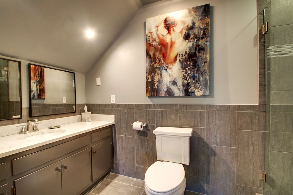 Suite, 1 King Bed, Non Smoking, Refrigerator & Microwave (Living Room) - Photo 4