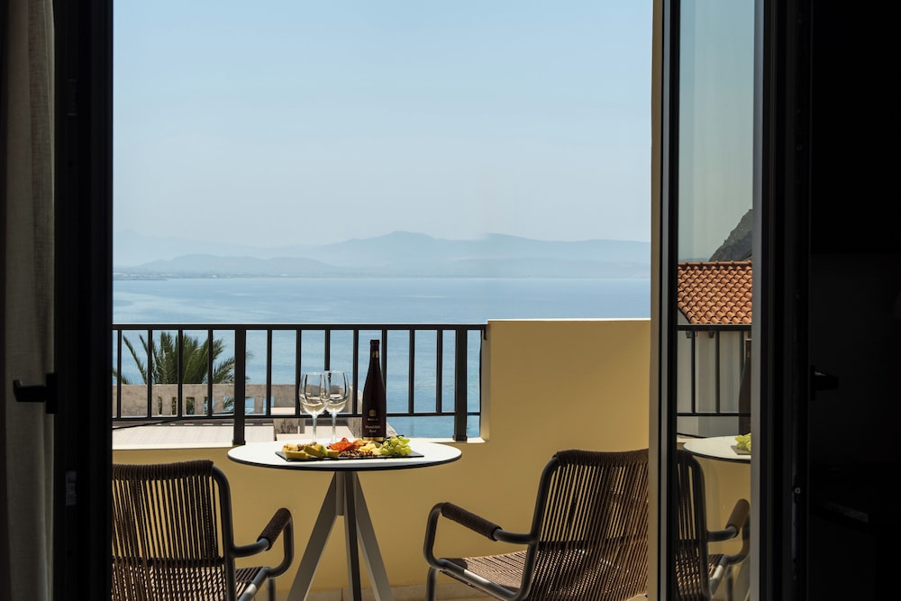 Deluxe Suite with Panoramic Sea View - Photo 16